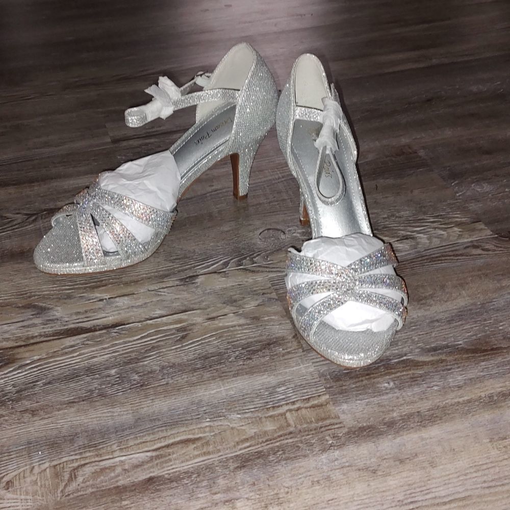 Dream Paris silver glitter heels Sz 10 NWOT